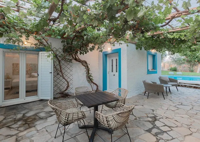 Spacious House With Cottage&pool Villa *